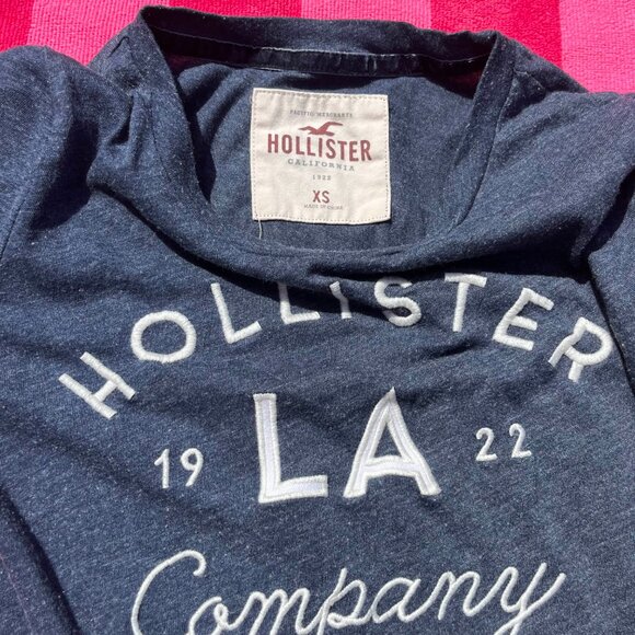 XS Hollister Navy Graphic Top - Picture 3 of 5